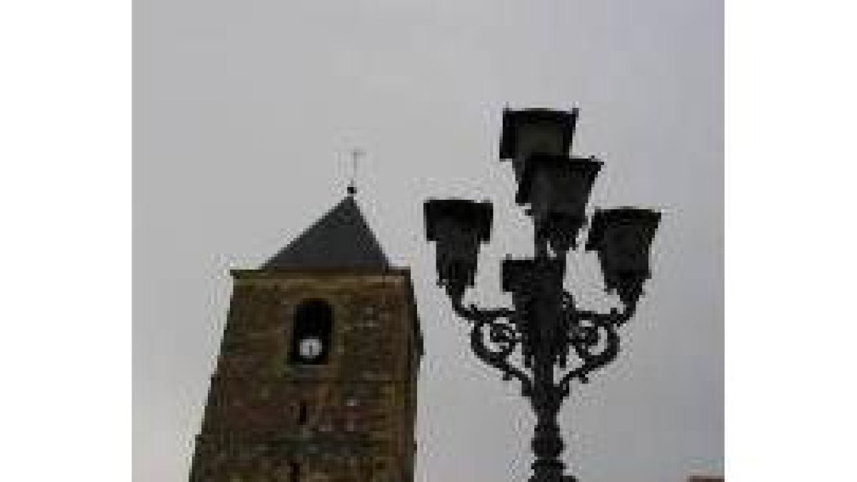 La farola, de 1891, y la torre de la actual iglesia de la plaza de El Salvador