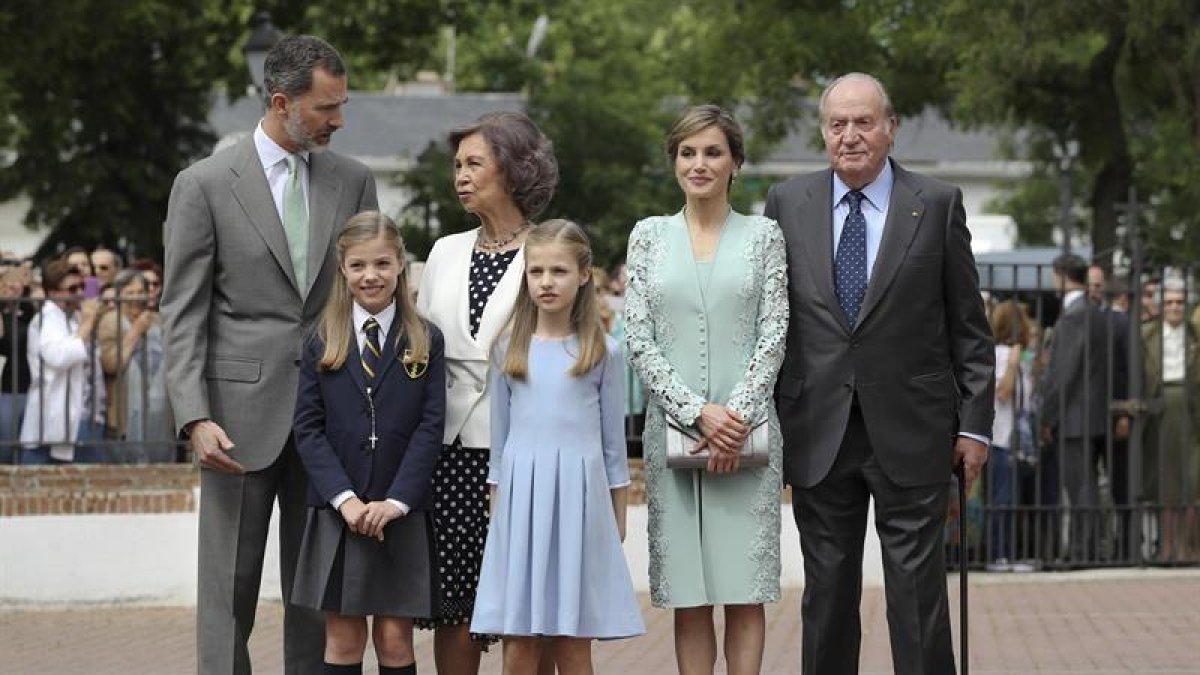 La infanta Sofía, junto a sus padres los Reyes Felipe y Letizia, su hermana, la Princesa Leonor, y sus abuelos, los reyes eméritos Juan Carlos y Sofía, a su llegada hoy a la parroquia de la Asunción de Nuestra Señora.