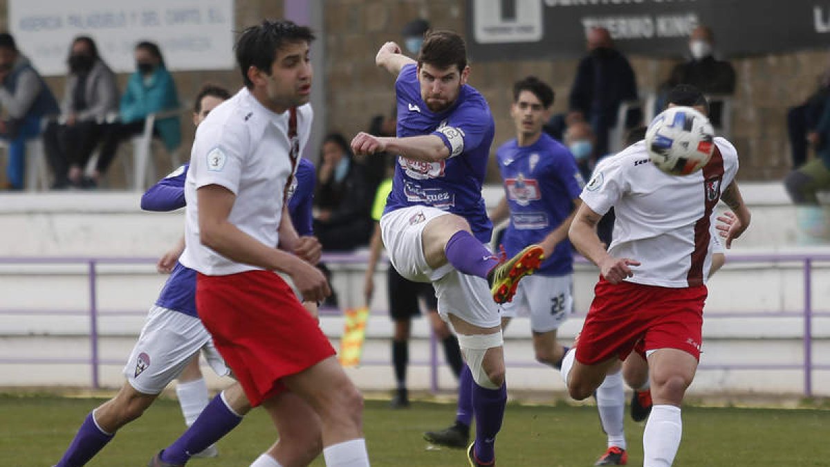 El equipo bañezano complica su continuidad en la categoría tras caer ante el burgalés. FERNANDO OTERO