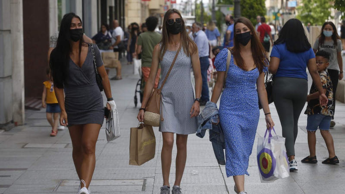 Vanessa Sierra, Inma Sánchez y Laura Gómez, apostaron por continuar usando la mascarilla por responsabilidad social. FERNANDO OTERO