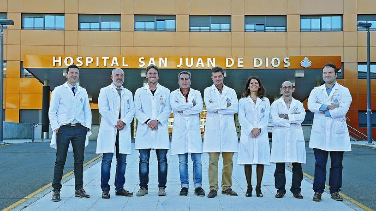 Los doctores Miguel Ángel Alonso, José Manuel Valle, Vicente Simó, Luis Enrique Gamazo, Rubén Álvarez, Marta Ballesteros, Jaime Sánchez y Roberto Riera.