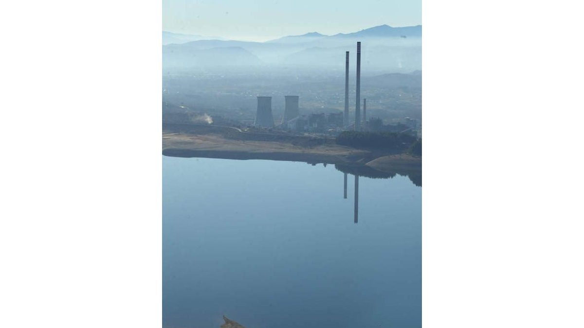 Otra vista de Bárcena, el mayor embalse del Bierzo. L. DE LA MATA