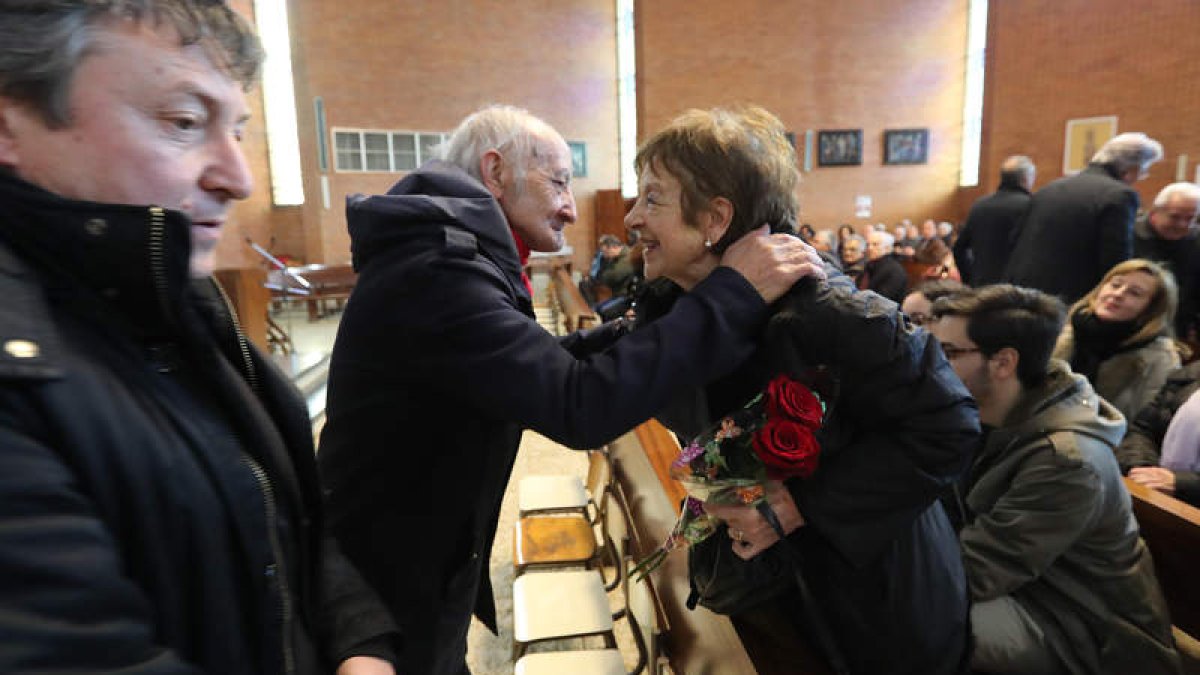 La viuda de Celso López Gavela, María del Carmen Escobar, recibe, rosas en mano, el cariño de José Álvarez de Paz. ANA F. BARREDO