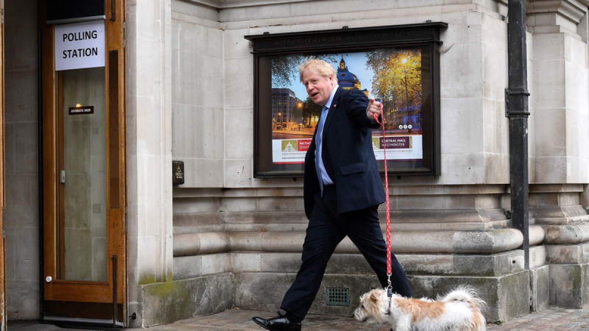 Boris Johnson llega a un colegio electoral con su perro Dilyn, ayer, para votar. ANDY RAIN