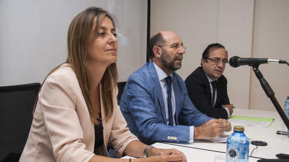 Vázquez, Gorgojo y Santocildes, ayer en el acto. F. OTERO