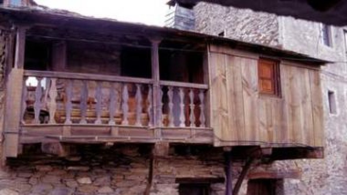 Arquitectura tradicional en Ambasaguas, la belleza de la plaza del Ayuntamiento de La Bañeza, el Mus