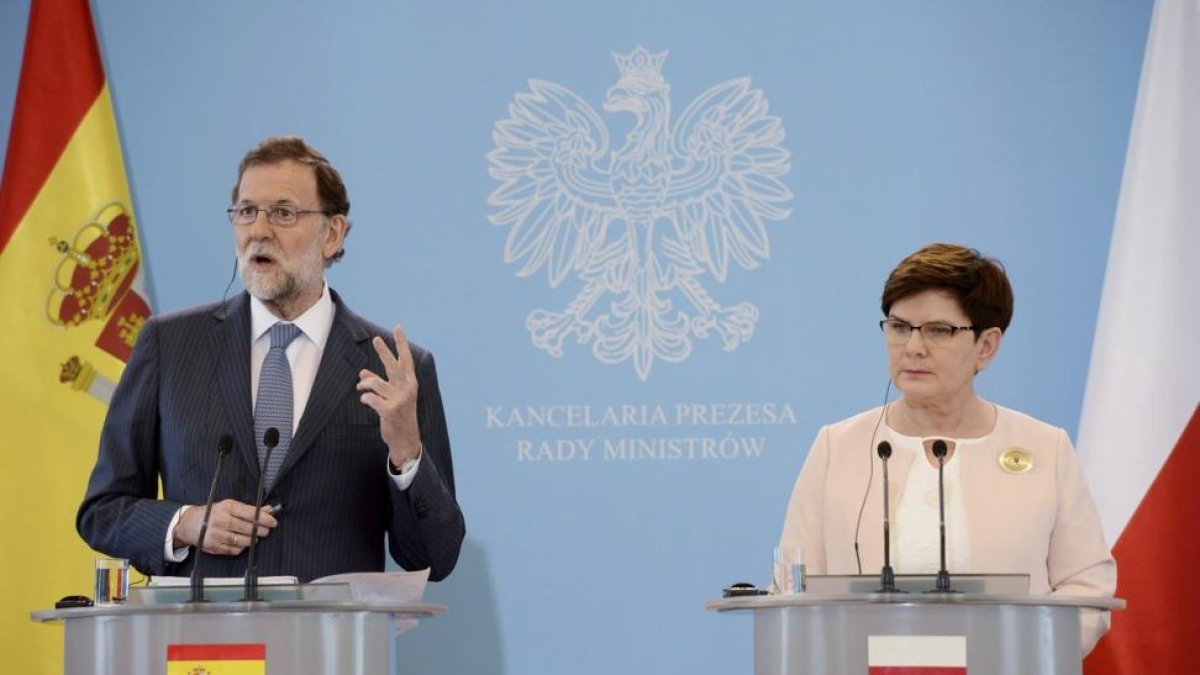 El presidente del Gobierno español, Mariano Rajoy, y la primera ministra polaca, Beata Szydlo, durante una rueda de prensa tras su reunión en el Palacio Belvedere de Varsovia.