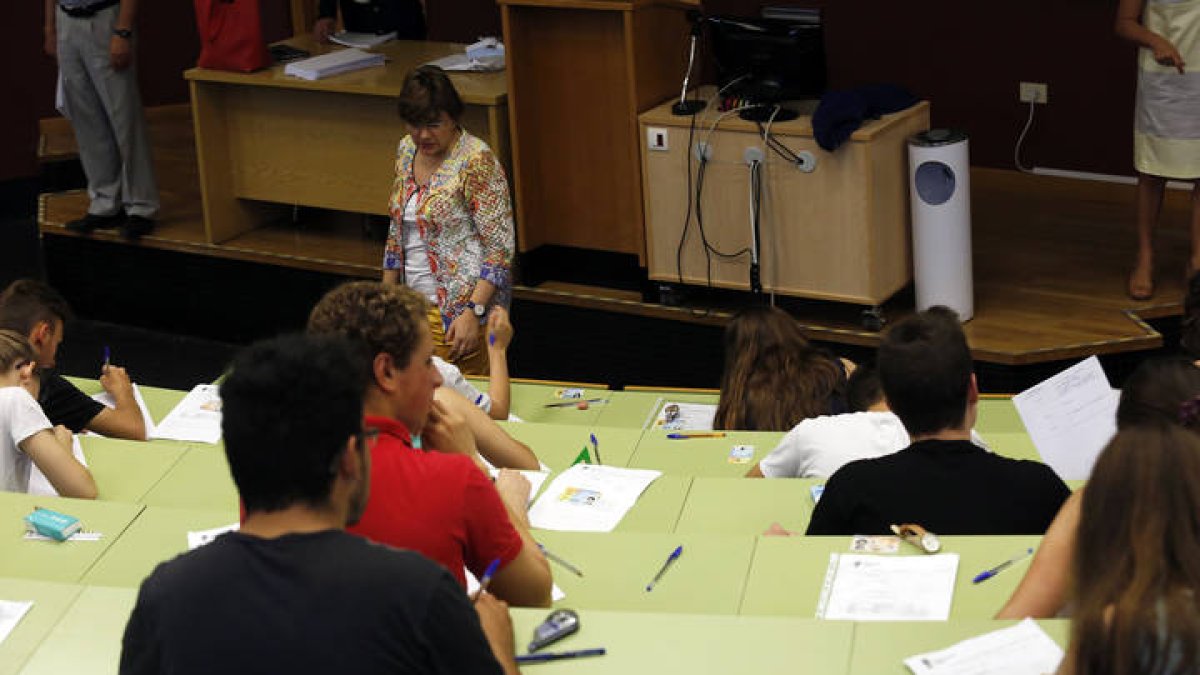 Un examen en la Universidad de León. MARCIANO PÉREZ