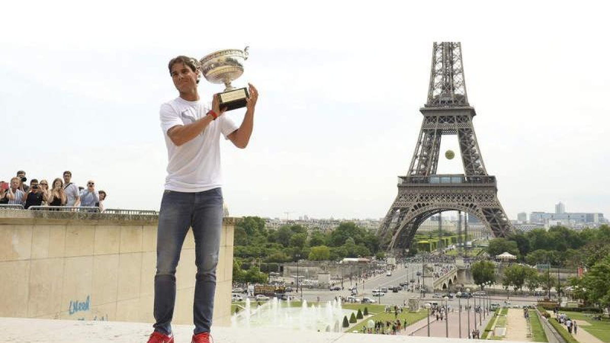 Rafa Nadal posa con su novena ‘Copa de los Mosqueteros’ con la torre Eiffel al fondo.