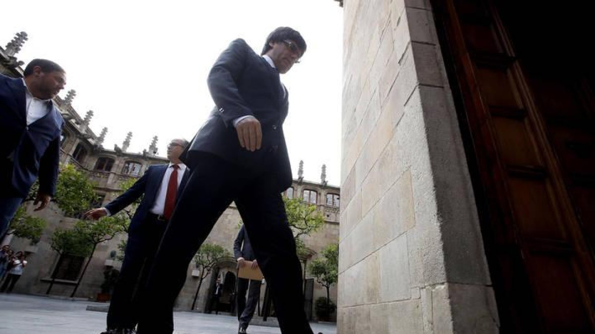 Carles Puigdemont entra en la palacio de la Generalitat.