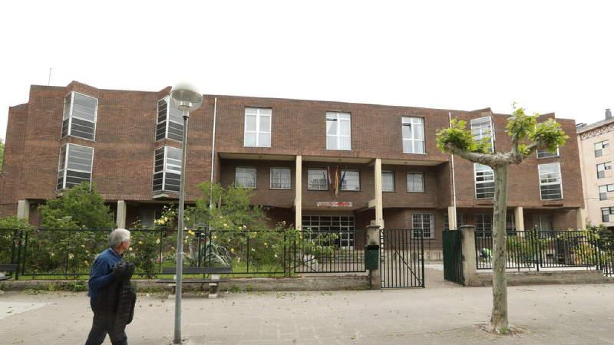 El edificio de la Escuela Hogar de Ponferrada se localiza en la Gran Vía Reino de León. L. DE LA MATA