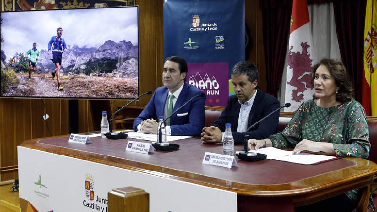 Juan Carlos Suárez-Quiñones, Miguel Heras y Josefa García Cirac, ayer, en Riaño. MARCIANO
