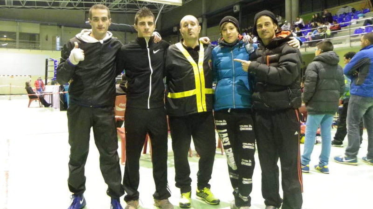 Alfredo Arrojo con su equipo de boxeo élite.