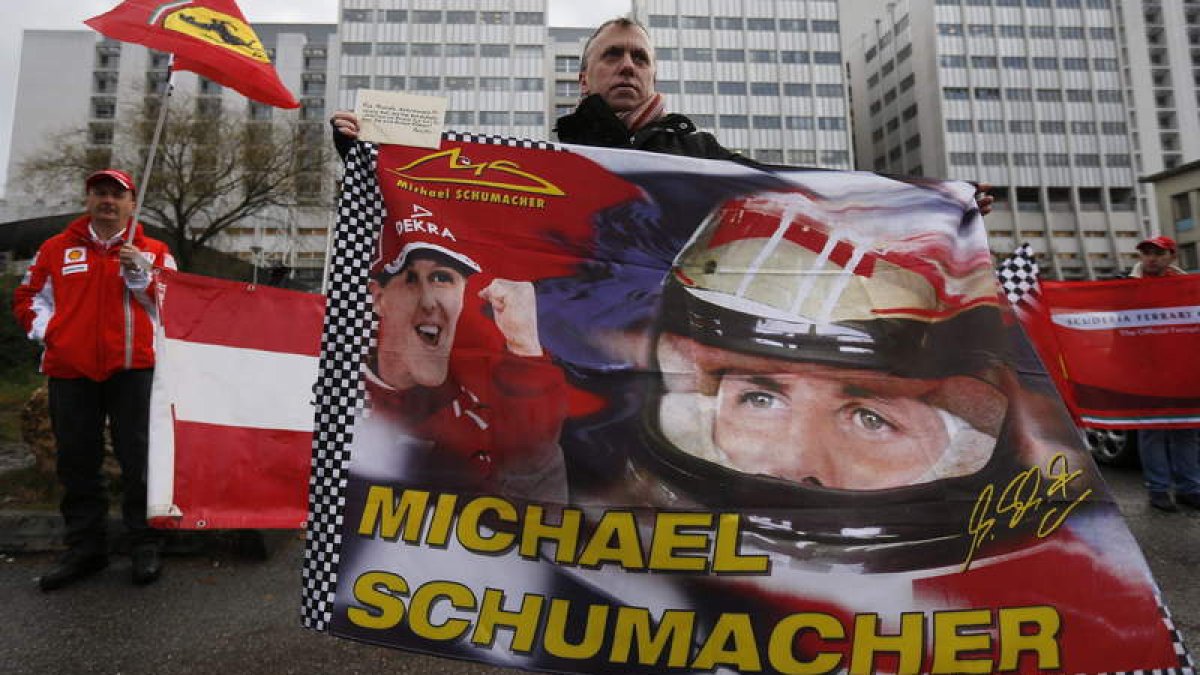 Los aficionados siguen concentrándose en el exterior del hospital apoyando a Schumacher.