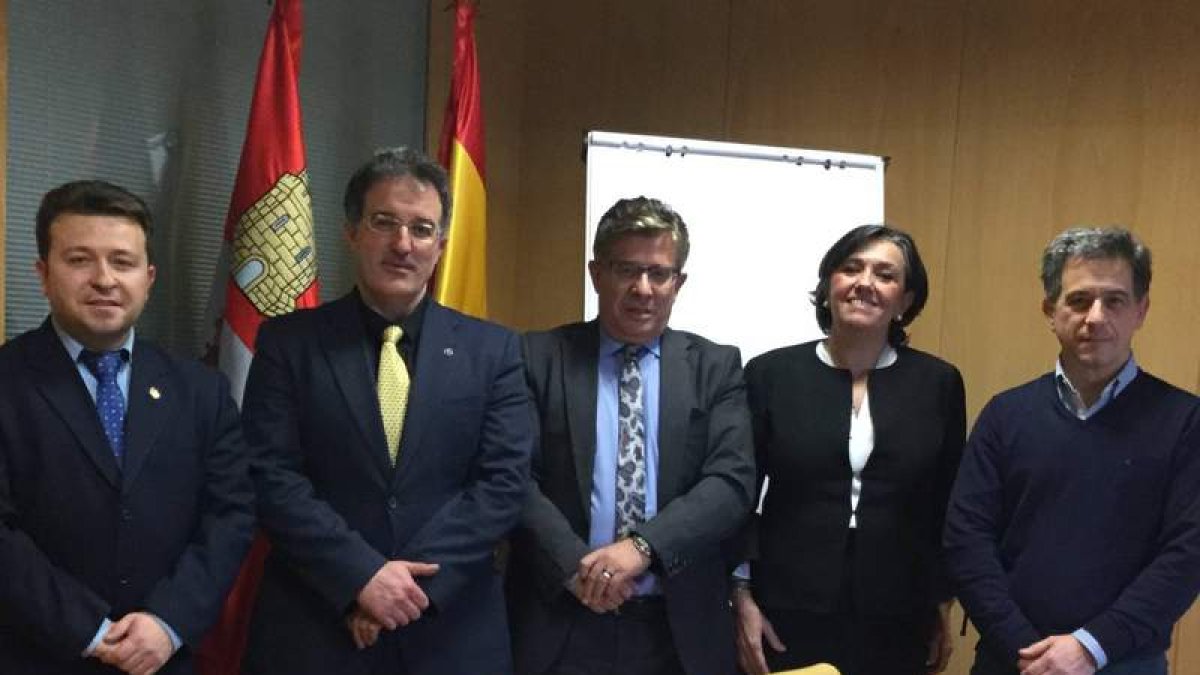 El alcalde y los representantes astorganos, junto a los responsables del área de salud autonómica. dl