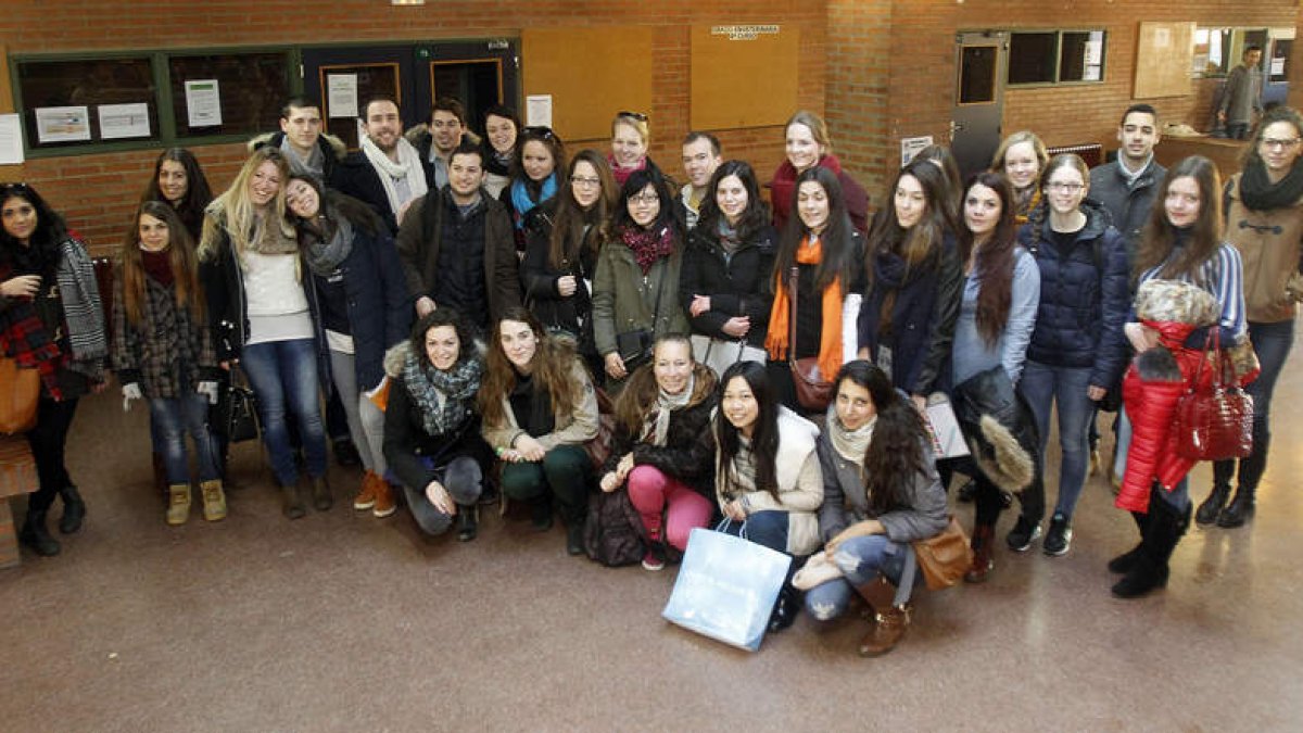 Imagen de familia de parte de los alumnos extranjeros, ayer en el hall de Veterinaria.