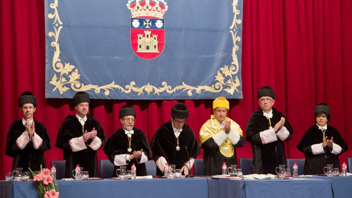 Los rectores de la Comunidad y el consejero en la investidura de su homólogo en Burgos.