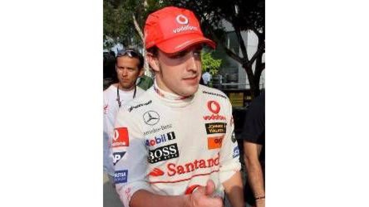 Alonso hace un gesto a sus seguidores en Sepang (Malasia)