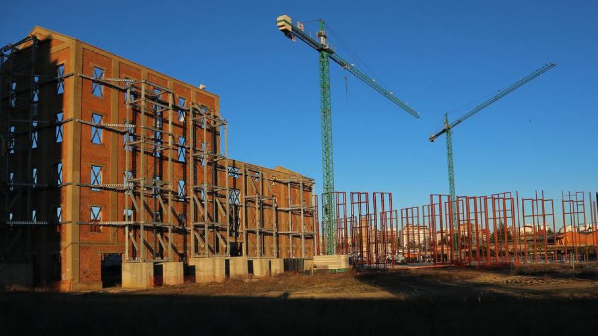 Aspecto que presentaban ayer las obras del Palacio de Congresos de León, que estarán acabadas en el año 2016.