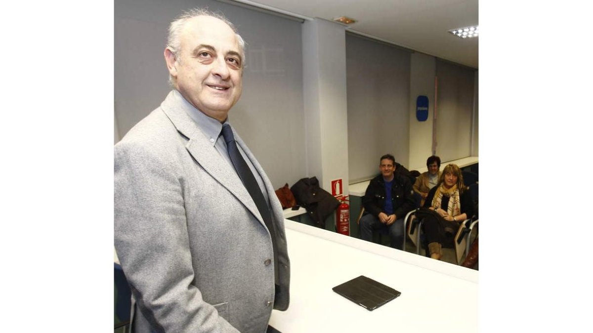 Gregorio Chamorro antes de comenzar la reunión.