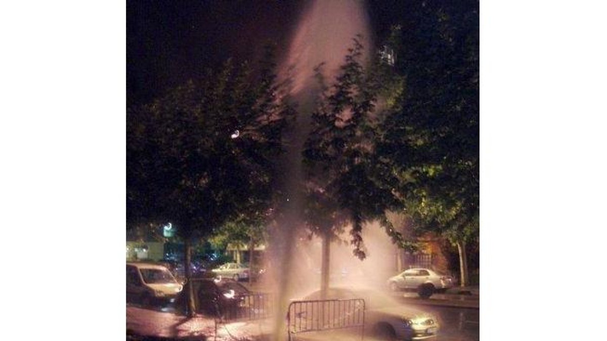 Imagen del singular géiser que se levantó en la avenida de La Libertad