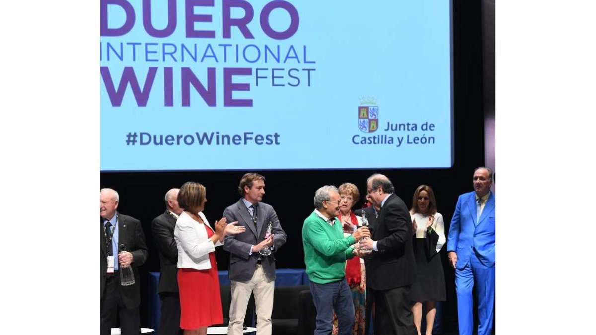 Herrera, ayer, entregando el premio a Prada. RICARDO ORDÓÑEZ