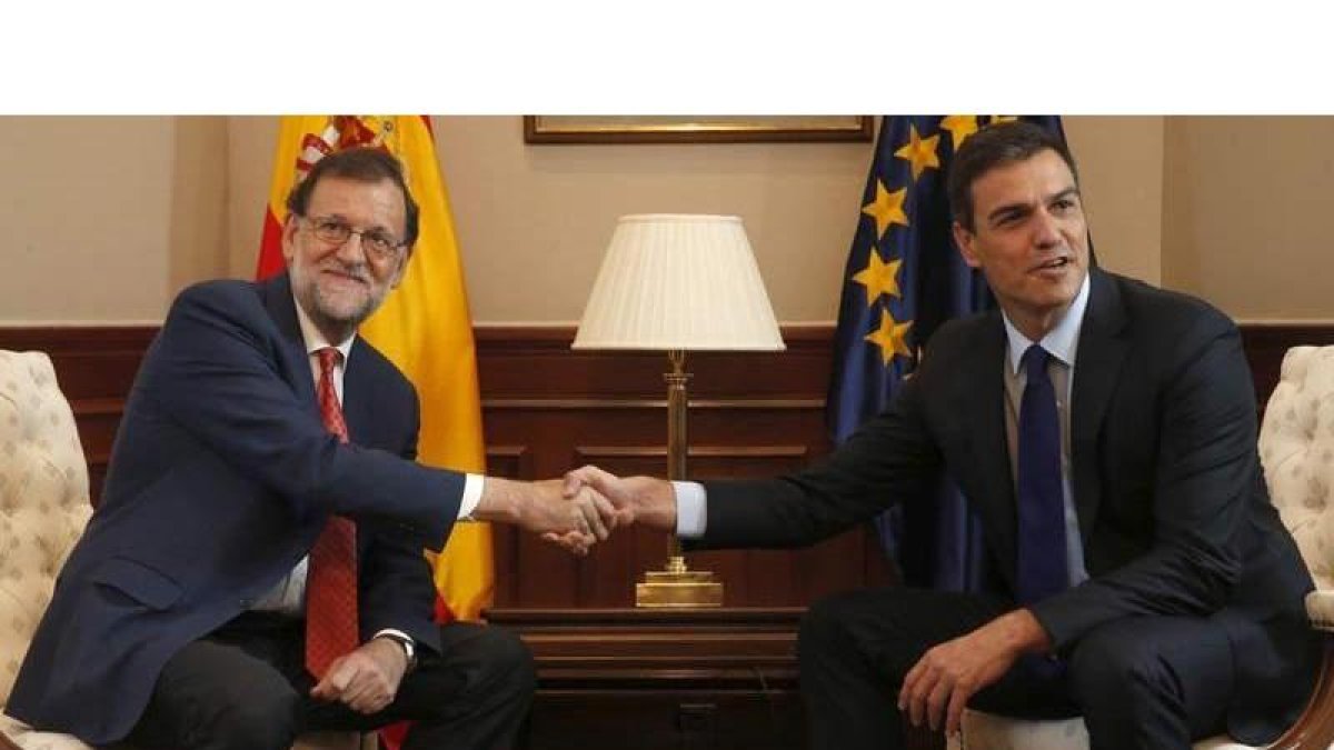 Sánchez y Rajoy, durante la reunión que mantuvieron ayer en el Congreso. MARISCAL