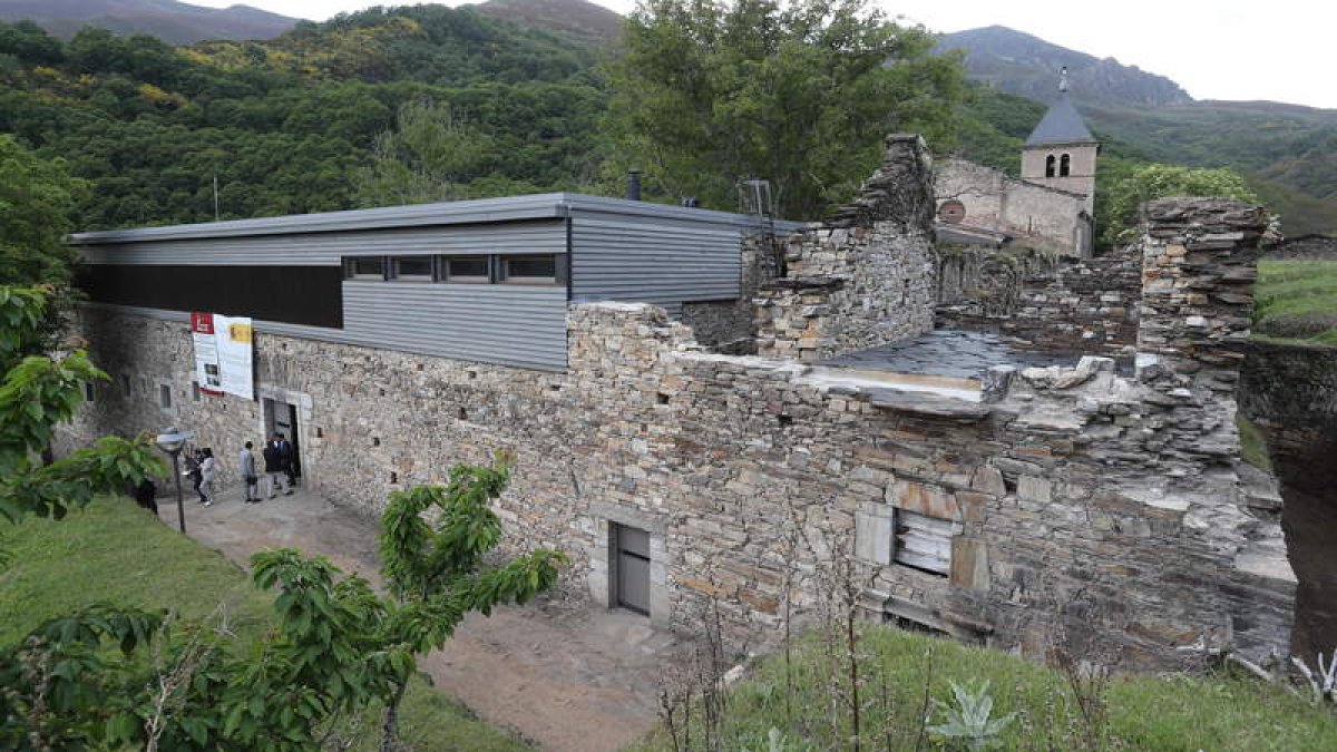 Imagen exterior del monasterio de Montes en el que se contraponen la zona nueva restaurada y la zona sin intervenir. L. D. M.
