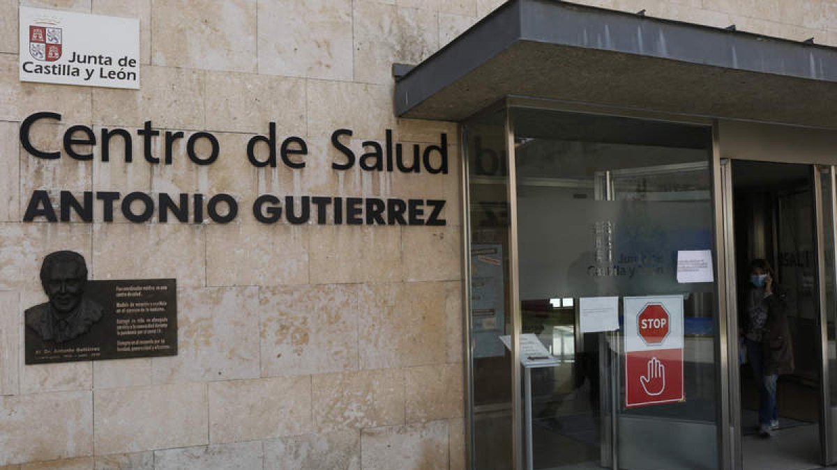 El busto del médico leonés Antonio Gutiérrez fue colocado ayer en el centro de salud. FERNANDO OTERO
