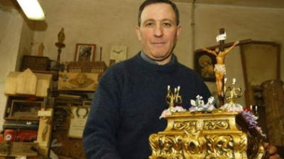 Jesús Ángel Fernández García exhibe orgulloso el trono del Cristo de los Balderas, de Las Siete Pala