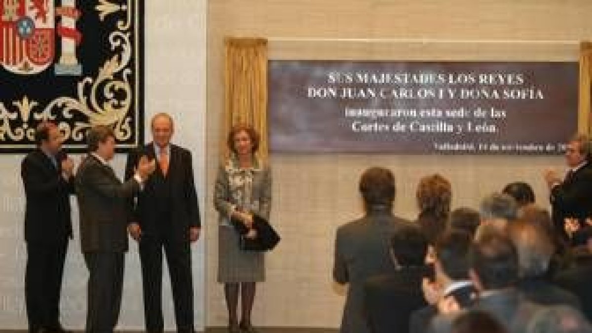 Los Reyes inauguraron la nueva sede de las Cortes hace un año ante representantes de la comunidad