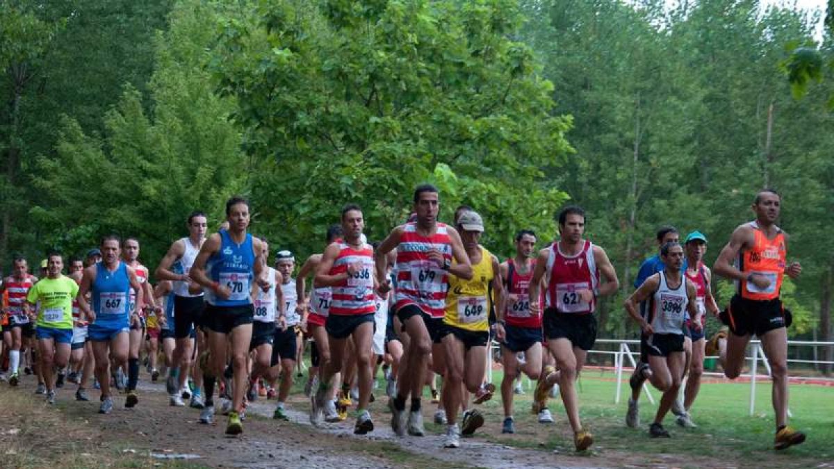 Iván Herrero, primero por la derecha, comanda el grupo de favoritos en la carrera de Llamas.
