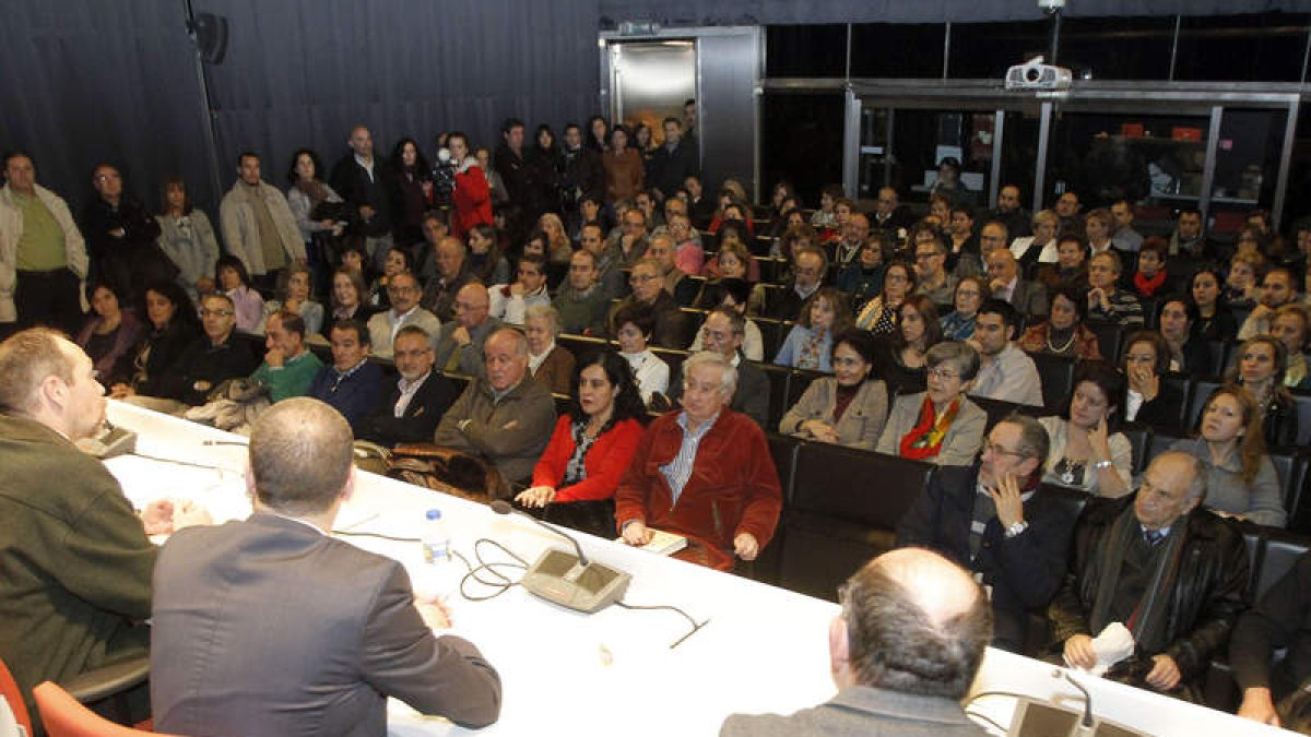 Presentación del primer libro de la editorial Rimpego en el Musac, que logró un lleno total en un acto patrocinado por el Banco Etcheverría.
