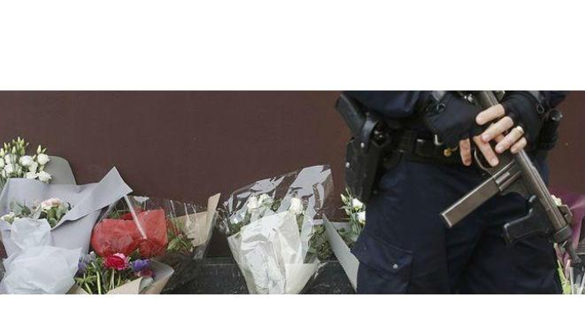 Un policía permanece de guardia frente al resturante 'Le Carrillon'.
