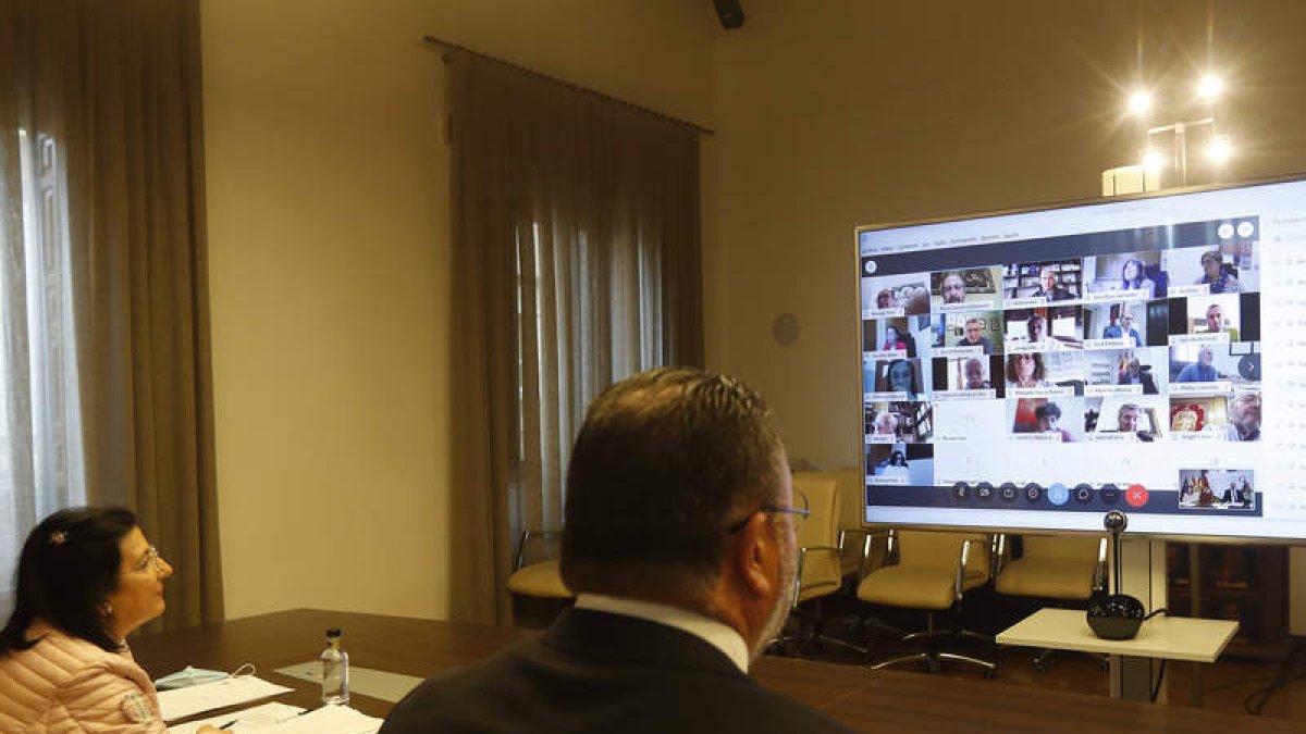 La secretaria Cirenia Villacorta y Morán, en el pleno. JESÚS F. SALVADORES
