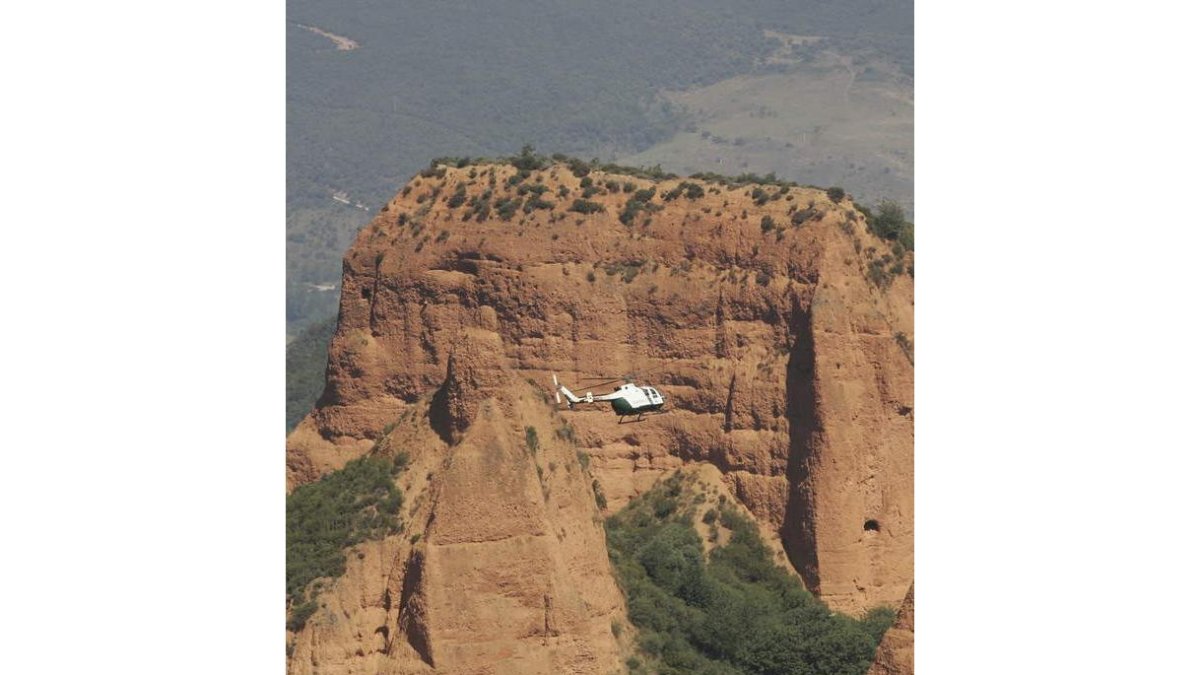 Un helicóptero de la Guardia Civil sobrevuela el paraje de Las Médulas en una foto de archivo. LDM=