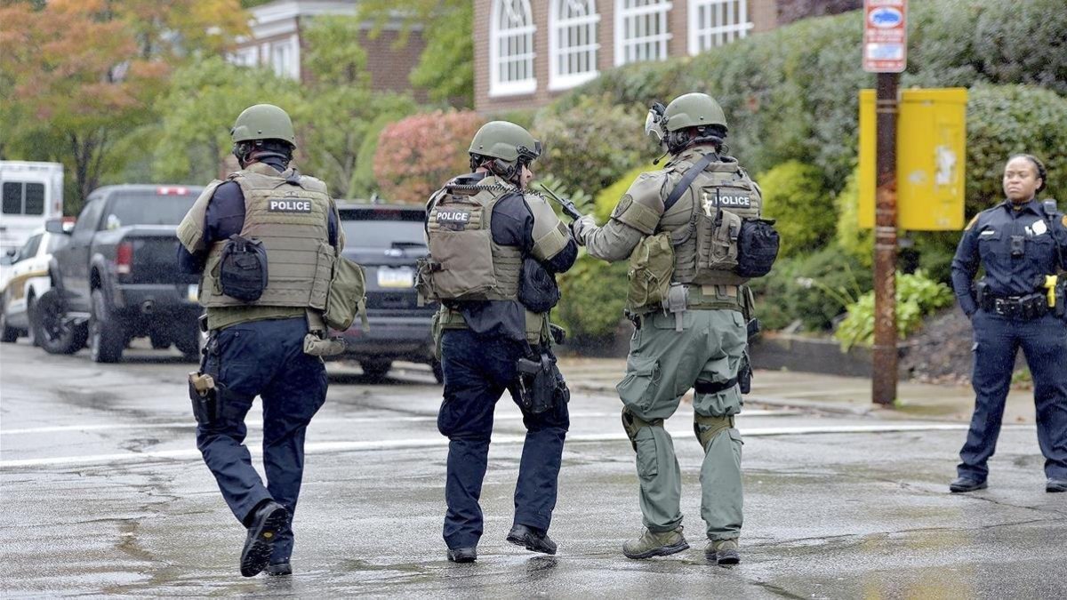 Policías, cerca de la sinagoga atacada en Pittsburgh