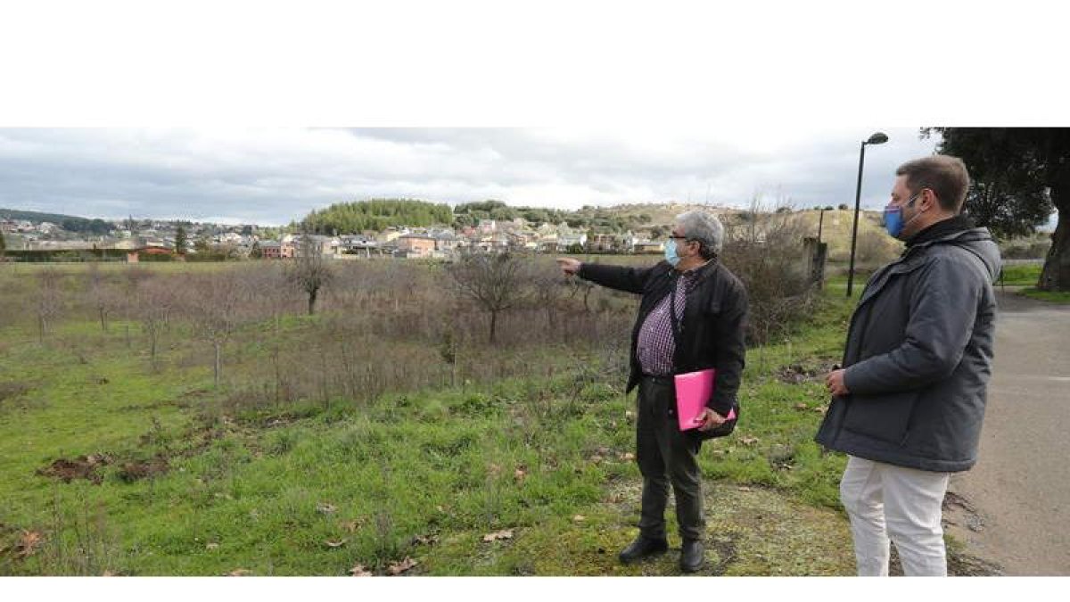 El pedáneo de Campo, Miguel Carballo, y el concejal de Medio Rural, Iván Alonso, mostraban ayer el lugar por donde se canalizarán las aguas fecales. L. DE LA MATA