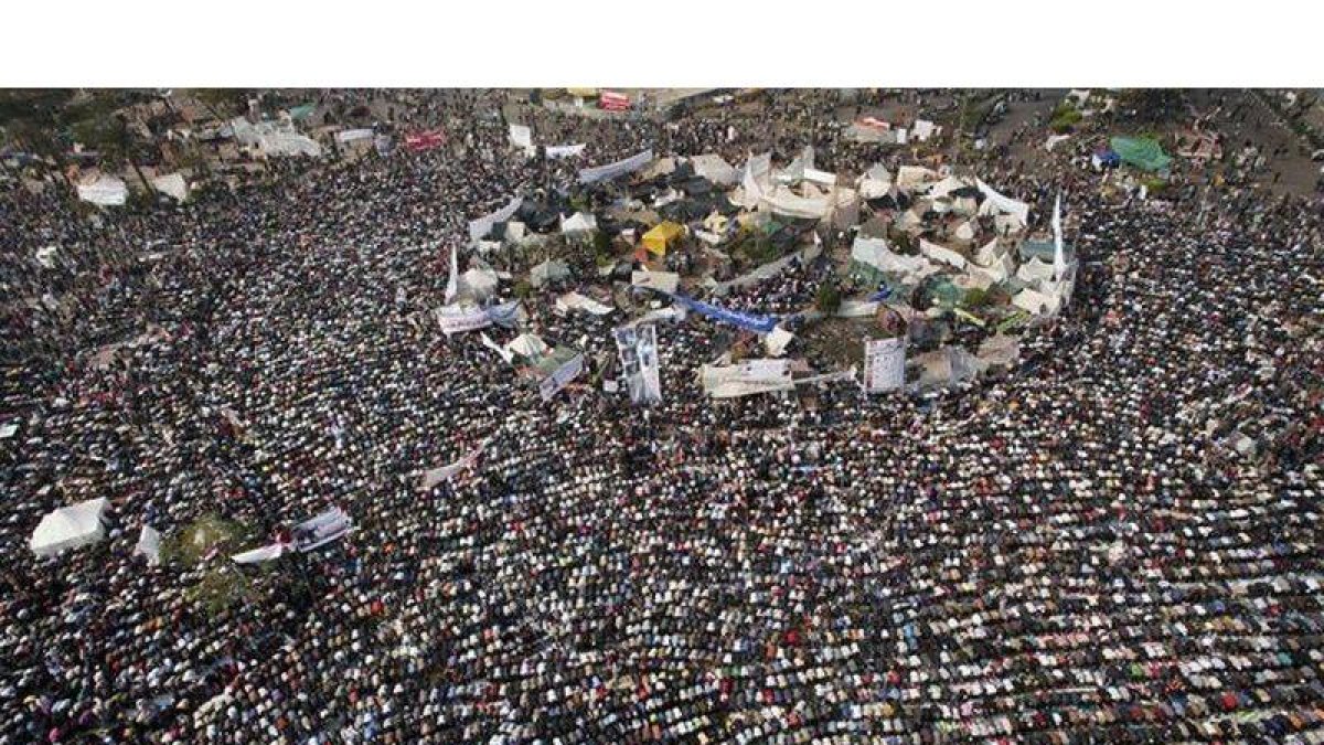 Miles de manifestantes reclaman la dimisión de la Junta Militar que gobierna Egipto, este viernes, en la plaza Tahrir, en El Cairo.