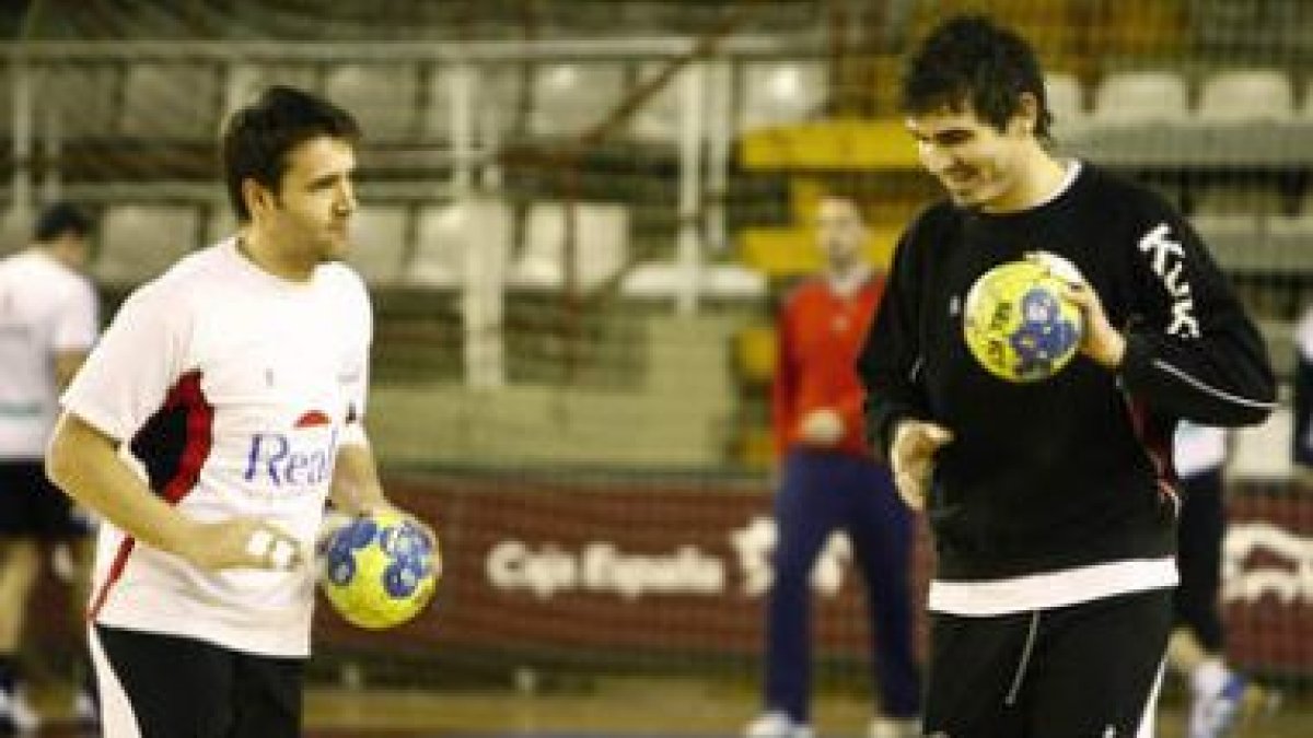 Bicanic, a la derecha, y Ricardo Costa con gesto distendido durante un entrenamiento