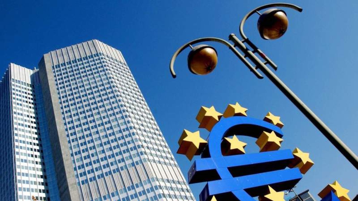 Vista de la sede central del Banco Central Europeo (BCE) en Francfort, con el símbolo del euro.