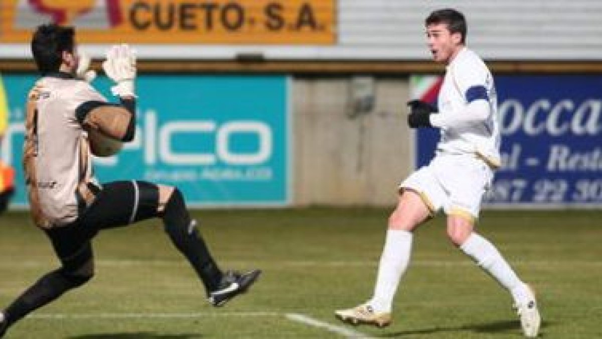 La acción clave del partido se produjo en el minuto 89,cuando Santi Santos estuvo a punto de marcar.
