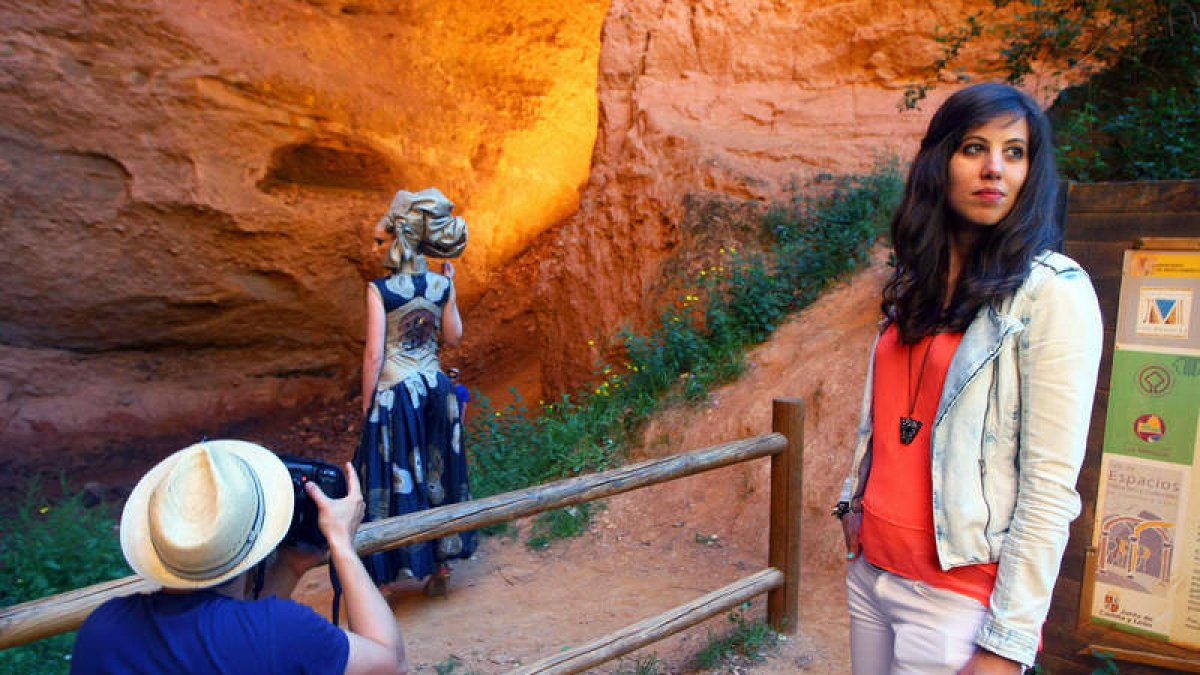 La diseñadora gallega Pili Montes, con el fotógrafo y una de las modelos del equipo que trabaja en Las Médulas.