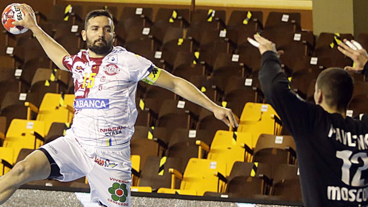 José Mario Carrillo entró en las continuas rotaciones de Manolo Cadenas frente al Wisla Plock. MARCIANO PÉREZ