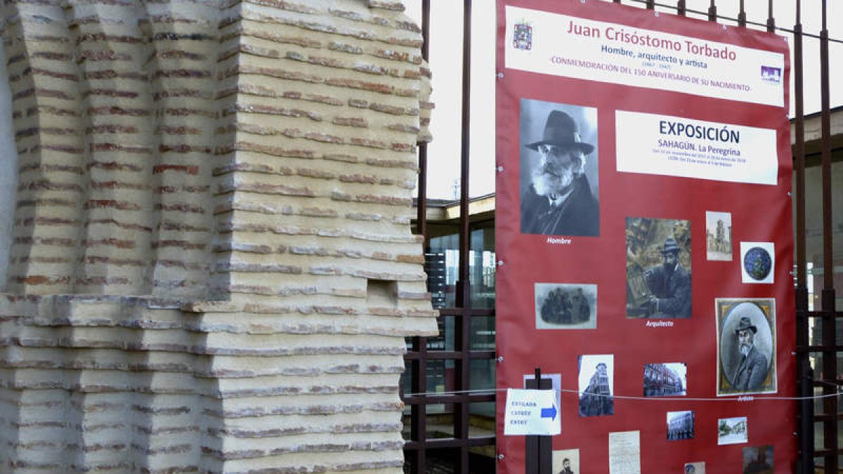 Detalle de la exposición que acoge el santuario de La Peregrina de Sahagún sobre la figura de Juan Crisóstomo Torbado. ACACIO