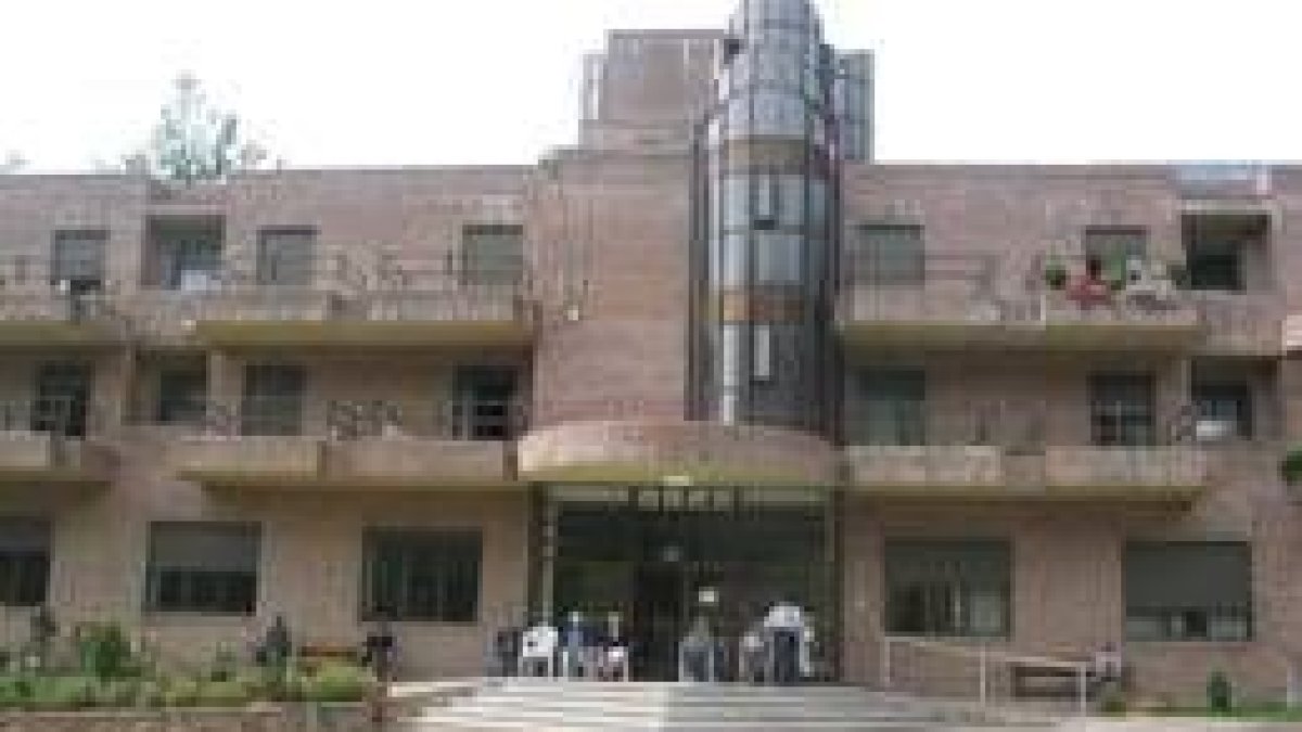 Edificio de la residencia de ancianos de Cistierna situado junto al parque infantil
