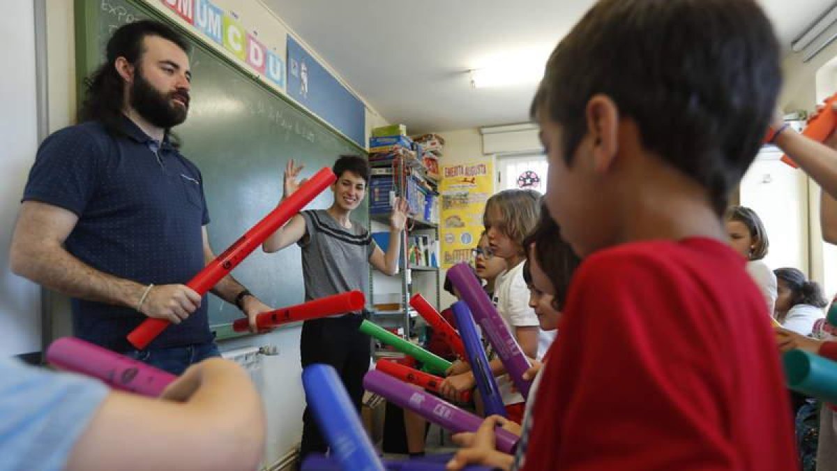 El alumnado de Santibáñez del Porma ensaya con los tubos de plástico los sonidos que acompañan a un cuento futurista de Hara Alonso. JESÚS F. SALVADORES