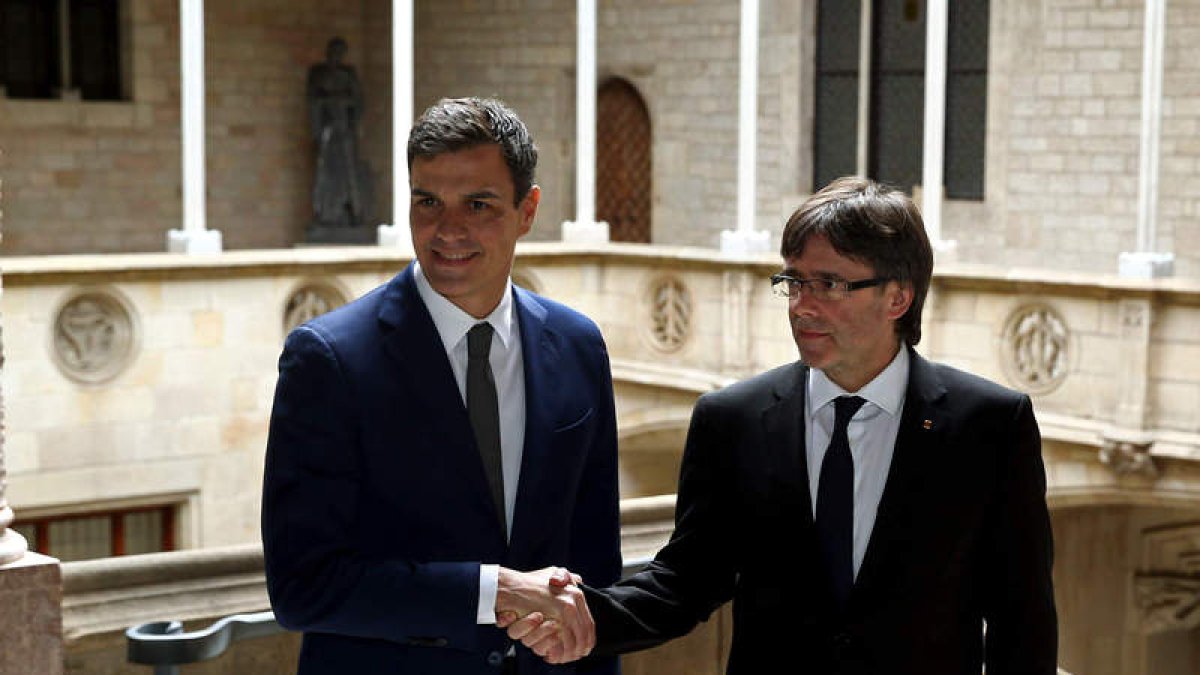 Sánchez y Puigdemont, al inicio de su primera reunión. TONI ALBIR