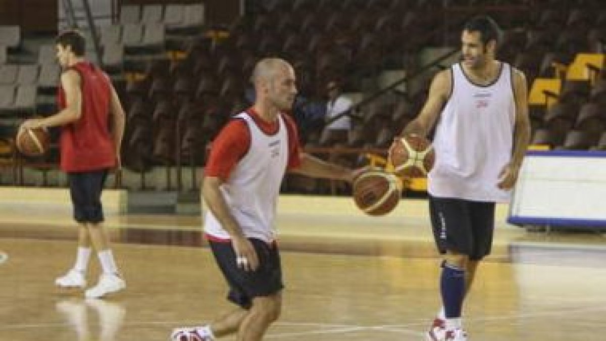 Bernabé, a la izquierda, e Iturbe serán hoy dos hombres importantes ante el Vive Menorca.
