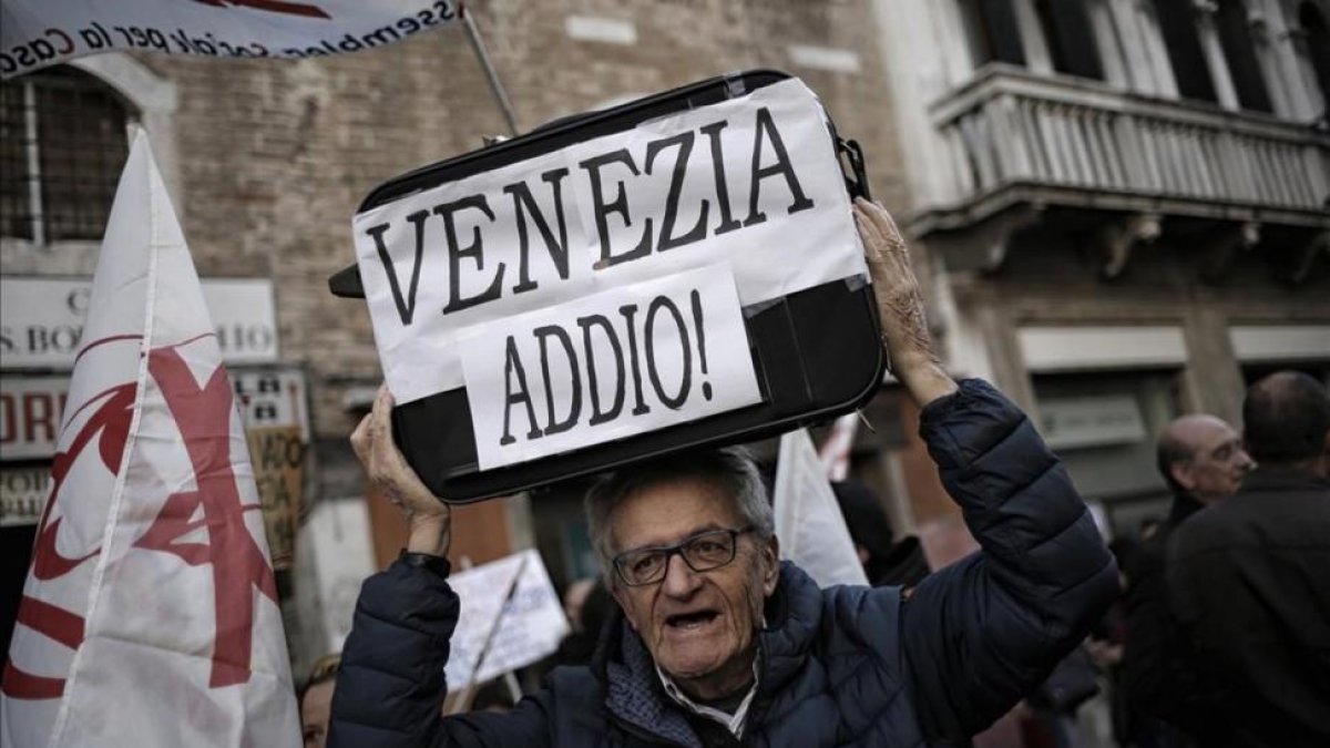 Uno de los participantes en la manifestación contra la despoblación del casco antiguo y el aumento descontrolado del turismo en Venecia.
